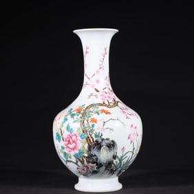 A Exquisite Famille-Rose Flower Pattern Vase