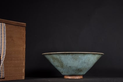 A Exquisite Jun yao Sky Blue Glazed ice Crackle Pattern Bowl