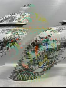 A Exquisite Green Color Figures Pattern Vase