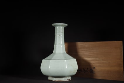 A Exquisite Guan yao Celadon Glzed Vase
