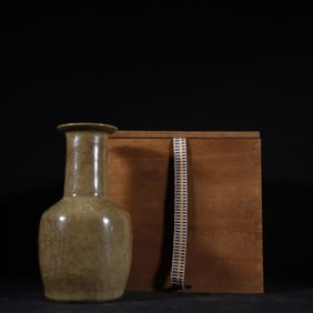 A Exquisite Guan yao Yellow Glazed Ice Crackle Pattern Vase