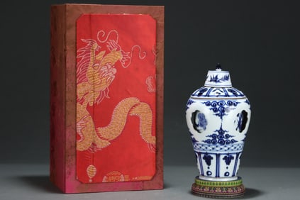 A Exquisite Blue and White Lotus Pattern Vase