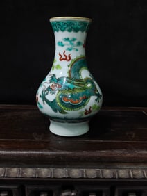 A Exquisite Wucai Dragon Pattern Vase