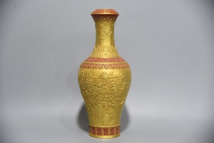 A Exquisite Gold Ground Iron-Red Painted Gold Flower Pattern Garlic Head Vase