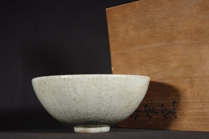 A Exquisite Guan yao Celadon Glzed ice Crackle Pattern Bowl
