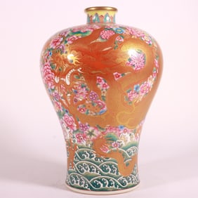 A Exquisite Famille-Rose Dragon Pattern Vase