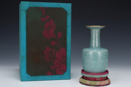 A Exquisite Ru yao ice Crackle Pattern Vase, with poem