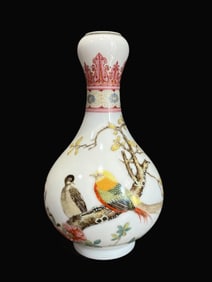 A Exquisite Enamel Flower and Bird Pattern Vase