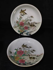 A pair of Exquisite Famille-Rose Painted Gold Flower and Bird Pattern Plate