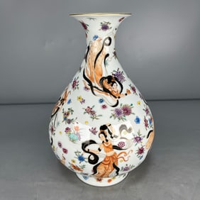 A Exquisite Famille-Rose Painted Gold Figures Pattern Vase