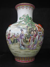 A Exquisite Famille-Rose Figures Pattern Vase