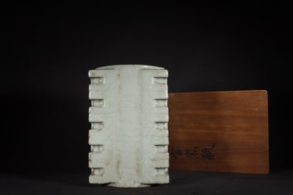 A Exquisite Guan yao Celadon Glzed Vase