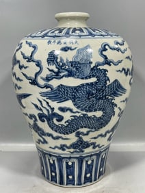 A Exquisite Blue and White Dragon Pattern Vase