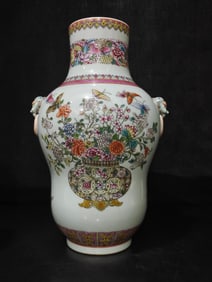 A Exquisite Famille-Rose Flower Pattern Vase