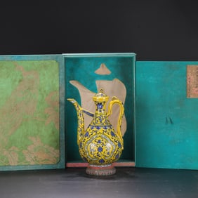 A Exquisite Yellow Ground Blue and White Flower Pattern Ewer