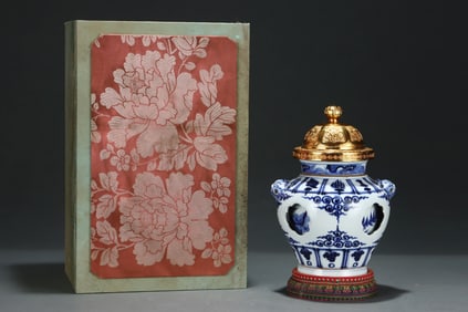 A Exquisite Blue and White Lotus Pattern Beast-Head Jar