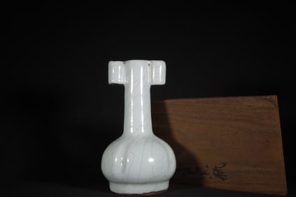 A Exquisite Guan yao White Glaze ice Crackle Pattern Vase