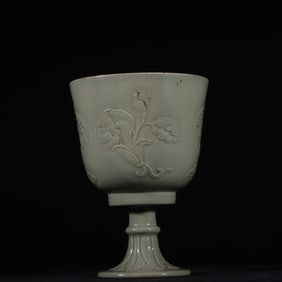 A Exquisite Yue yao Celadon Relief Flower and Phoenix Pattern Cup