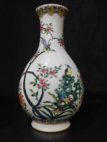 A Exquisite Famille-Rose Flower and Bird Pattern Vase