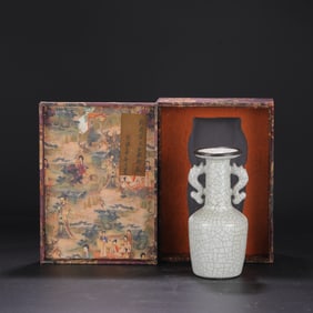 A Exquisite Guan yao Celadon Glzed ice Crackle Pattern Fish-Ears Vase, with an Imperial Poem by