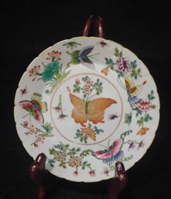 A Exquisite Famille-Rose Butterfly Pattern Plate