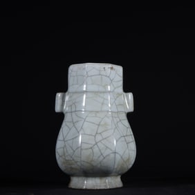A Exquisite Guan yao White Glaze Ice Crackle Pattern Vase
