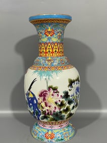 A Exquisite Famille-Rose Flower Pattern Vase