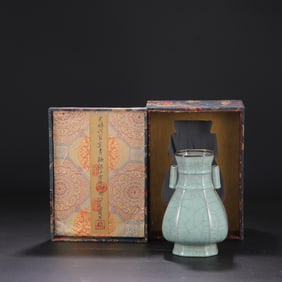 A Exquisite Guan yao Celadon Glzed ice Crackle Pattern Double-Ears Vase, with an Imperial Poem by
