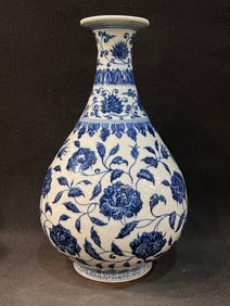 A Exquisite Blue and White Flower Pattern Vase