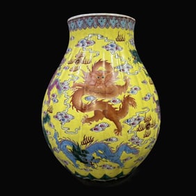 A Exquisite Famille-Rose Dragon Pattern Vase