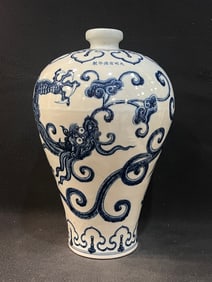 A Exquisite Blue and White Dragon Pattern Vase