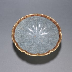 A Rare Guan Yao Gold-Wrapped Ice Crackle Pattern Plate