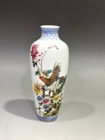 A Exquisite Famille-Rose Flower and Bird Pattern Vase