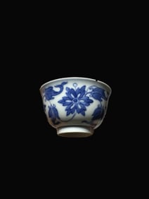 A Exquisite Blue and White Flower Pattern Cup