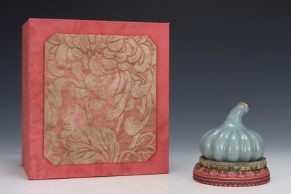 An Exquisite Guan yao Garlic-Shaped Water Pot