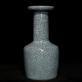 An Exquisite Guan yao Vase