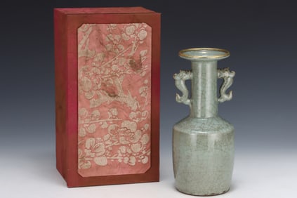 An Exquisite Guan yao Painted Gold Double-Ears Vase,with an Imperial Poem by Emperor Qianlong