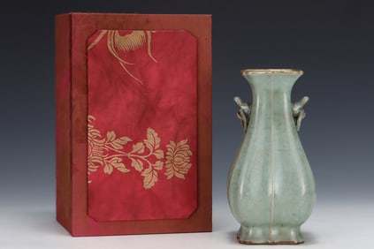 An Exquisite Guan yao Painted Gold Double-Ears Vase