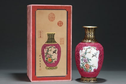 An Exquisite Famille-Rose Painted Gold Flower and Bird Pattern Vase