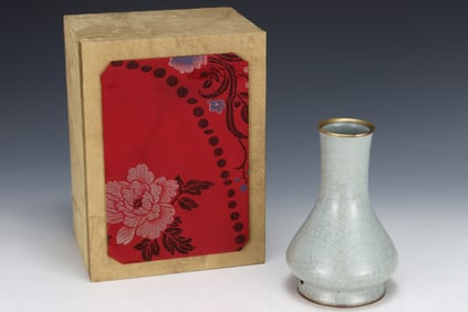 An Exquisite Guan yao Painted Gold Vase,with an Imperial Poem by Emperor Qianlong