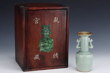 An Exquisite Long quan yao Cover with Gold Double-Ears Vase
