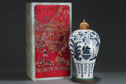 A Huge Blue and White Figure and Story Pattern Bottle