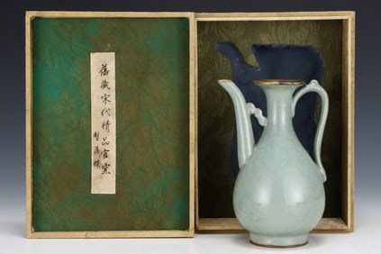 An Exquisite Guan yao Ewer,with an Imperial Poem by Emperor Qianlong