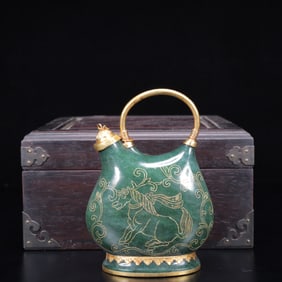 An Exquisite Jasper Cover with Gold Horse Pattern Ewer