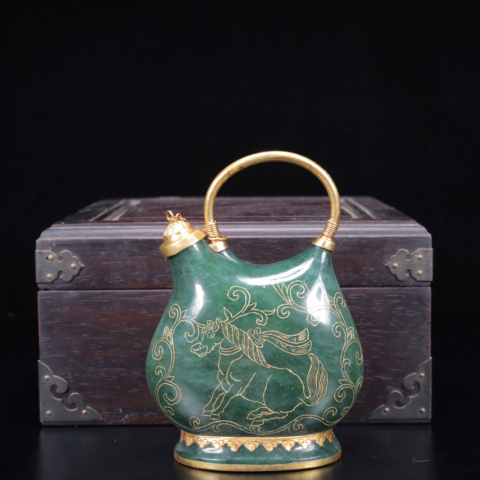 An Exquisite Jasper Cover with Gold Horse Pattern Ewer: An Exquisite Jasper Cover with Gold Horse Pattern Ewer,Qing Dynasty,China,Qianlong Four-Character Mark,Size:(Pot)4.3inx2.2inx9.8in,(Box)8.3inx4.3inx4.3in,Weight:512g 碧玉包金&#