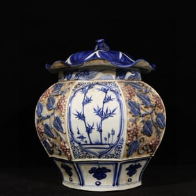 A Rare Blue and White Underglaze-Red Squirrel and Grapes Pattern with Cover Jar