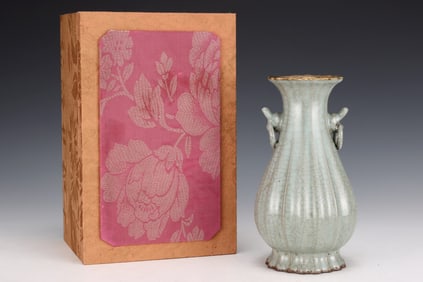 An Exquisite Guan yao Painted Gold Double-Ears Vase,With an Imperial Poem by Emperor Qianlong