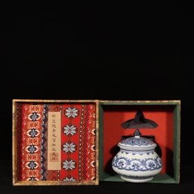 An Exquisite Blue and White Flower Pattern with Cover Jar