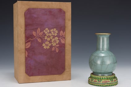 An Exquisite Guan yao Painted Gold Vase