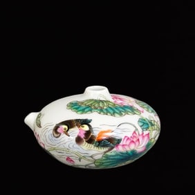 An Exquisite Famille-Rose Flower and Bird Pattern Teapot